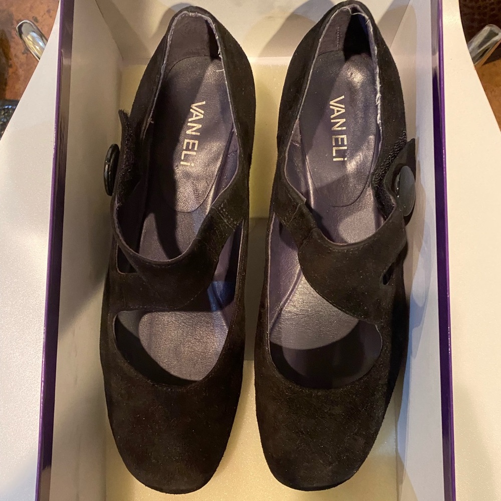 Chic vintage Vaneli wedges with a stunning strap